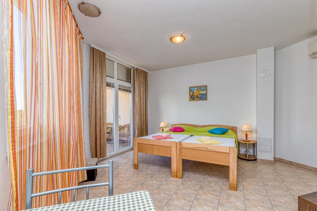 Sunrise Apartments Ровин Екстериор снимка