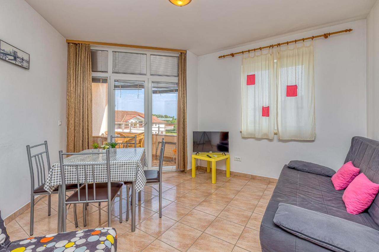 Sunrise Apartments Ровин Екстериор снимка