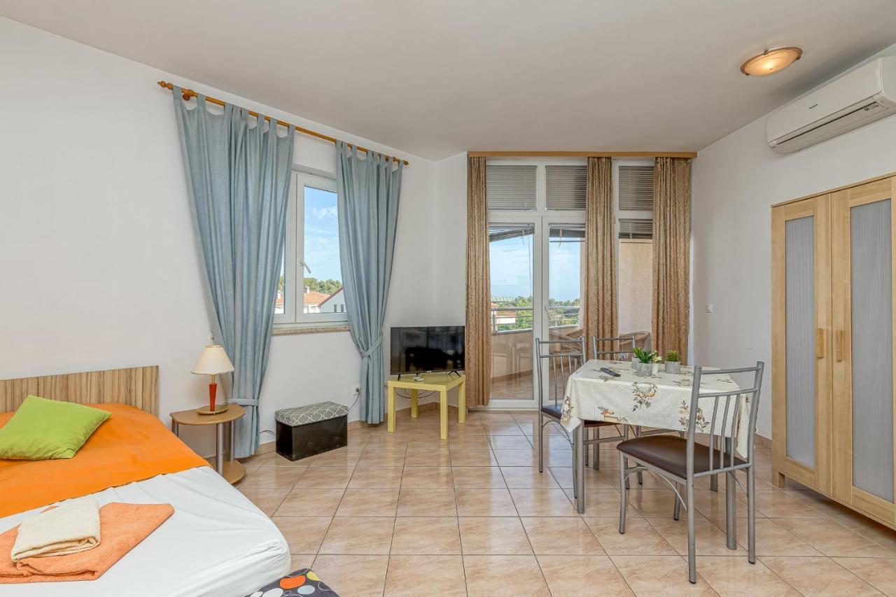 Sunrise Apartments Ровин Екстериор снимка