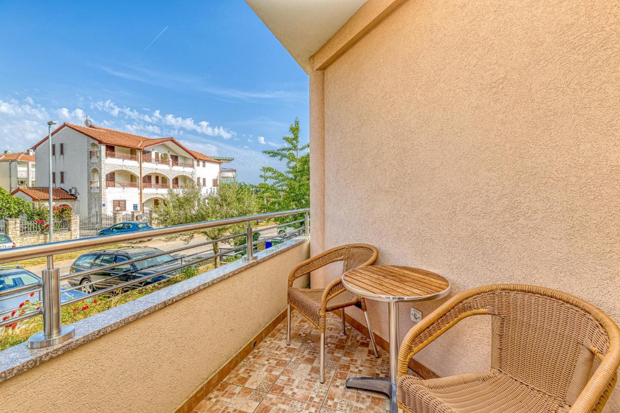 Sunrise Apartments Ровин Екстериор снимка