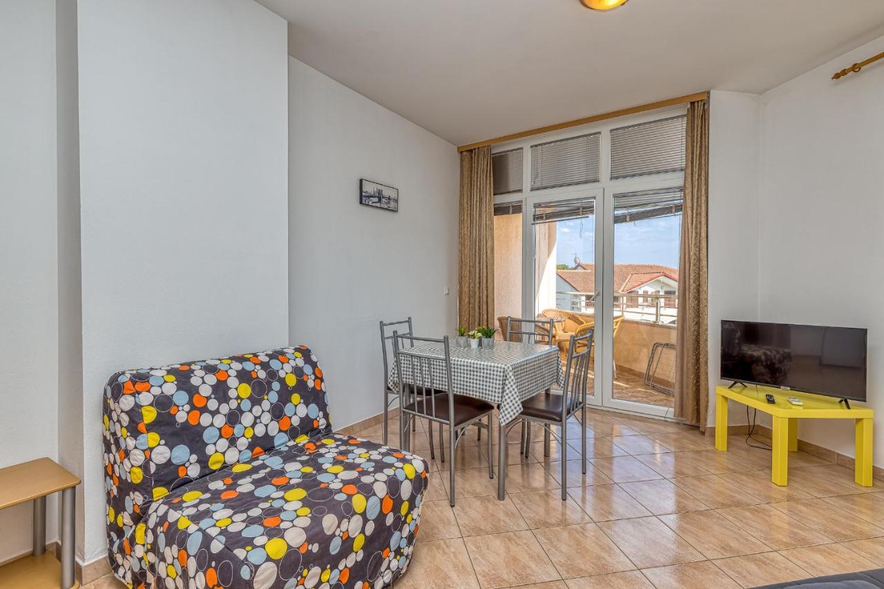 Sunrise Apartments Ровин Екстериор снимка