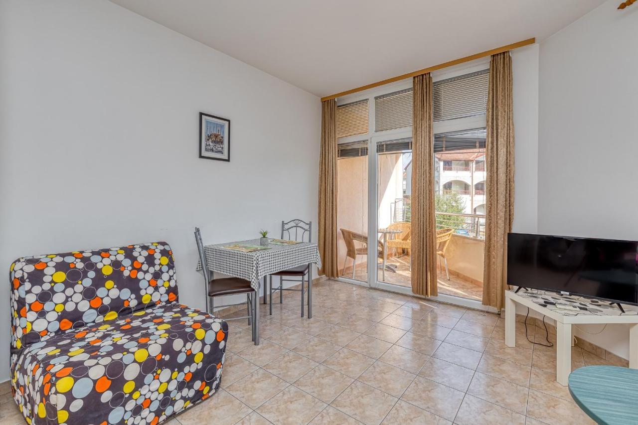 Sunrise Apartments Ровин Екстериор снимка
