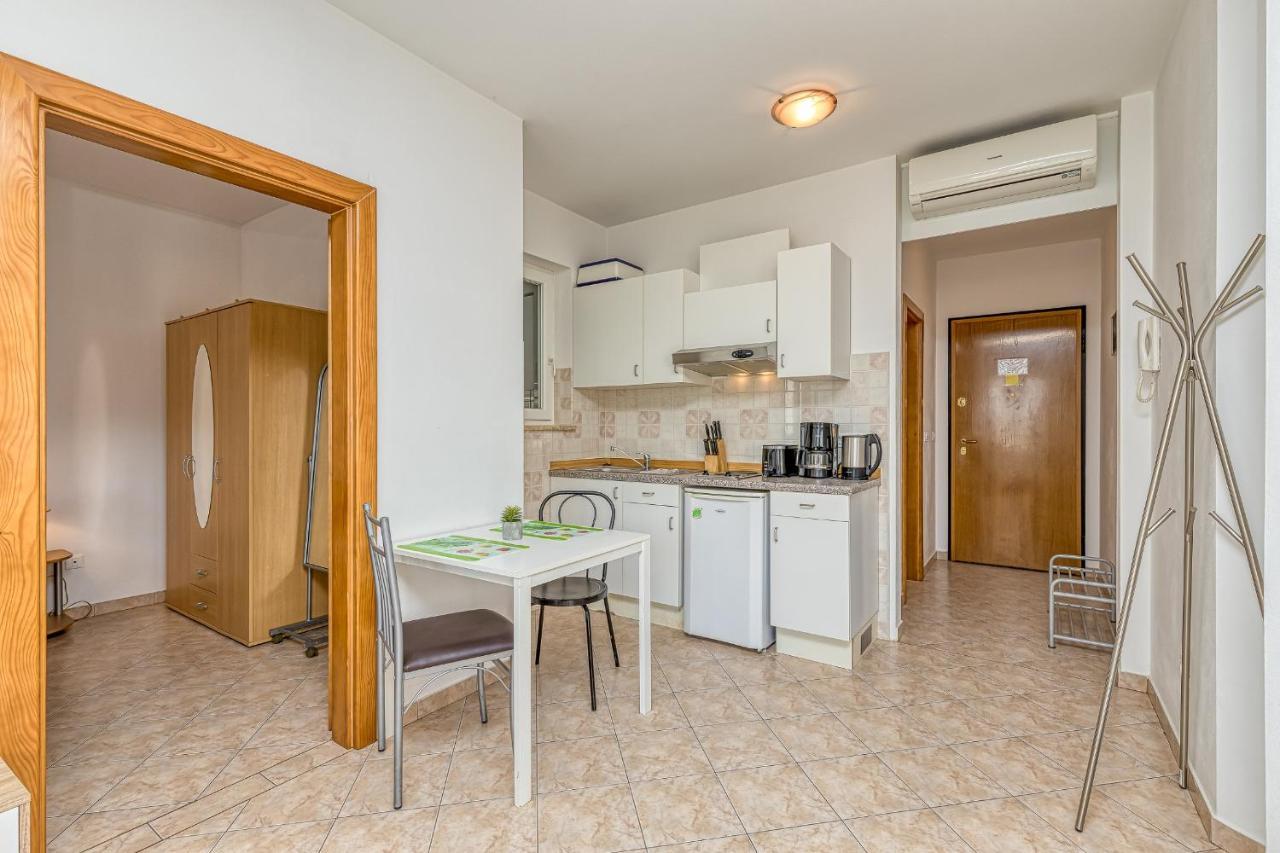 Sunrise Apartments Ровин Екстериор снимка