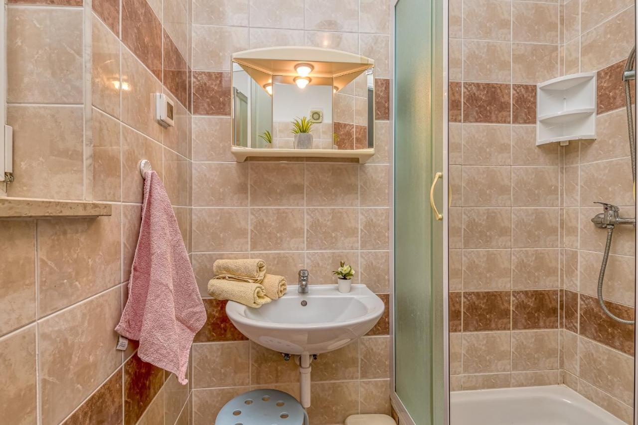 Sunrise Apartments Ровин Екстериор снимка